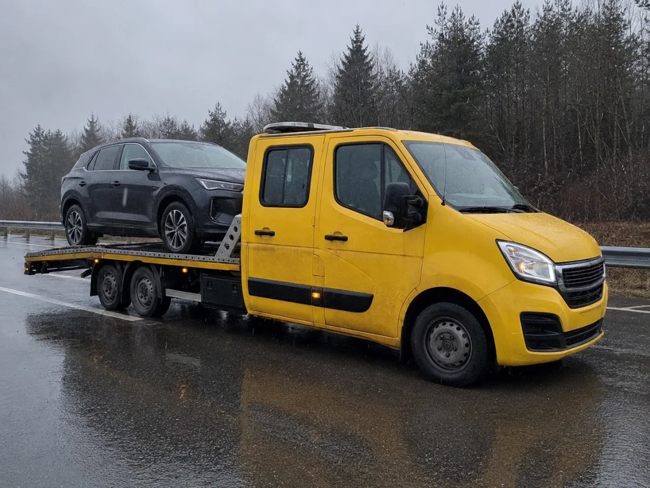 SUV na lawecie w deszczu – transport auta elektrycznego do ładowarki, Łomża