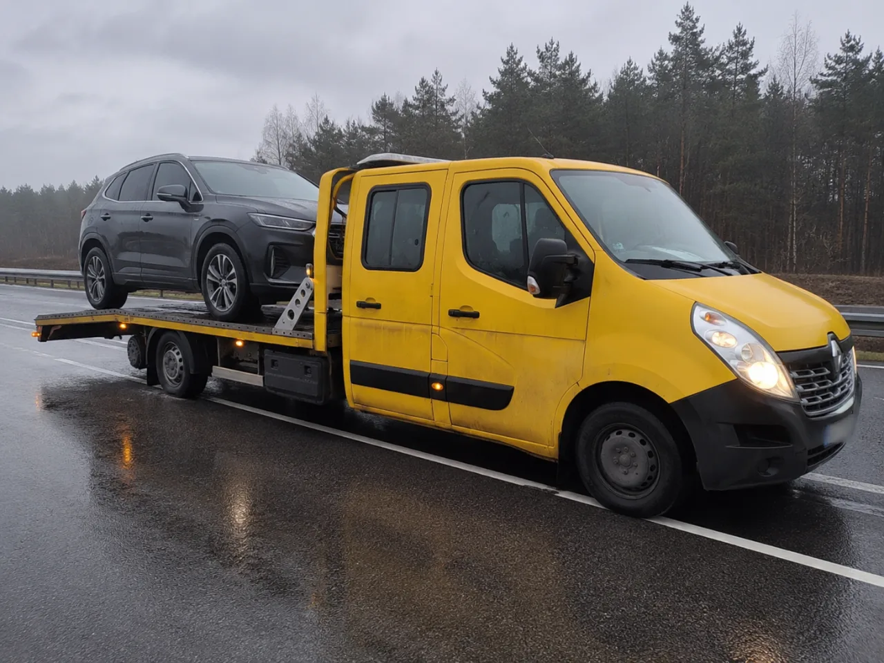 SUV wciągnięty na platformę lawety – transport auta elektrycznego Łomża
