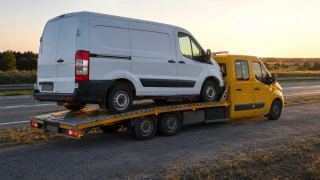 Transport busa o zachodzie słońca – Łomża