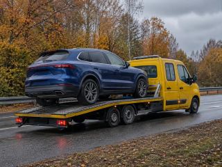 Transport niebieskiego SUV-a na lawecie – Łomża